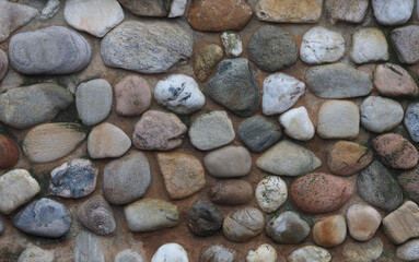 Natursteinmauer mit abgeschliffenen, abgerundeten Flusssteinen
