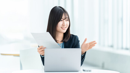 笑顔で対話をする女性・ビジネスウーマン
