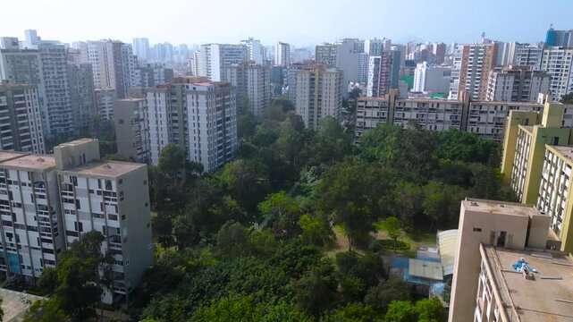 Vista a&eacute;rea de las &aacute;reas verdes de la residencial San Felipe en Lima, Per&uacute; durante un d&iacute;a de invierno.