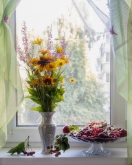 A cute bouquet of daisies on the windowsill