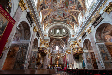 Obraz premium A wide-angle, awe-inspiring view of the richly decorated interior of St. Nicholas Cathedral (Ljubljanska stolnica) in Ljubljana, Slovenia