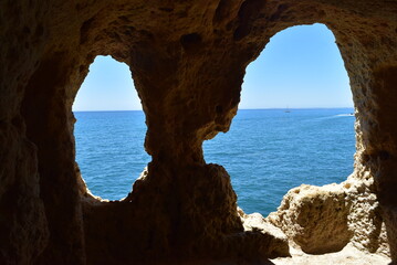 Fenêtres jumelles de la grotte A Boneca de l'Algar Seco, offrant une vue somptueuse sur l'Océan Atlantique.
