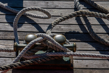taquet et cordage sur un pont en bois