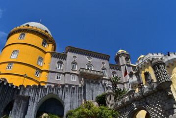 Vue en contre-plongée du Palais national de Pena, à Sintra, au Portugal.