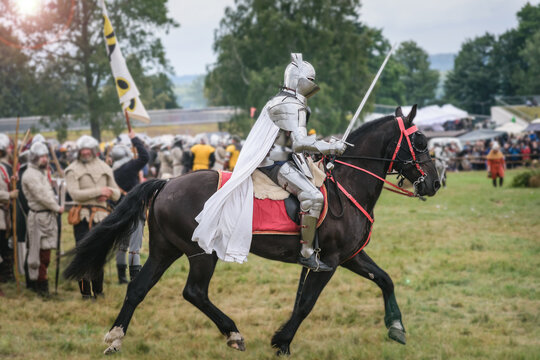 Rycerz na koniu. Bitwa pod Grunwaldem, średniowieczna bitwa z Krzyżakami, rekonstrukcja. Średniowieczne rycerstwo.
