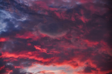 Atardecer dramático con nubes de diferentes formas y colores.