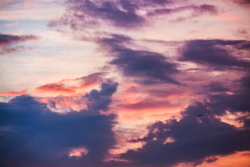 Fototapeta premium Atardecer dramático con nubes de diferentes formas y colores.