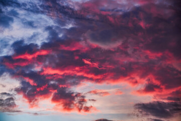 Atardecer dramático con nubes de diferentes formas y colores.