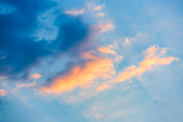 Atardecer dramático con nubes de diferentes formas y colores.