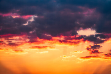 Fototapeta premium Atardecer dramático con nubes de diferentes formas y colores.