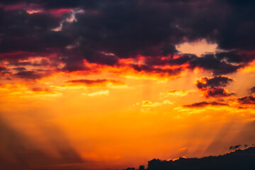 Fototapeta premium Atardecer dramático con nubes de diferentes formas y colores.