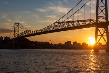 pôr do sol em Florianópolis Santa Catarina Brasil e a ponte Hercílio Luz  Florianopolis