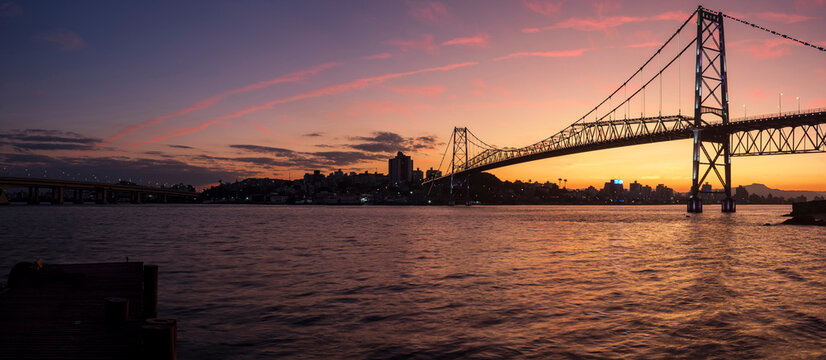 Panor&acirc;mica do pier e das tr&ecirc;s  pontes no p&ocirc;r do sol da capital de Santa Catarina Florian&oacute;polis conhecida como floripa ou Ilha da m&aacute;gia no destaque a ponte Herc&iacute;lio Luz Florianopolis