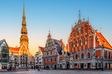 Obraz premium Riga, Latvia. City Hall Square with House of the Blackheads and Saint Peter church in the Old Town of Riga Historic architecture, creating a picturesque urban scene.