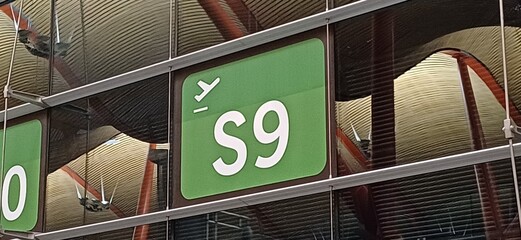 Großes grünes Gate-Schild „S9“ am Flughafen – Flughafen-Gate in Spanien

