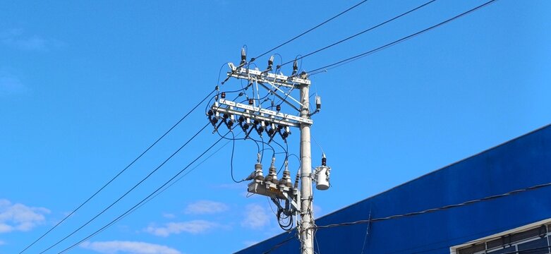 Stromleitungen an der Stra&szlig;e f&uuml;r Hausanschl&uuml;sse &ndash; Infrastruktur im Neubaugebiet

