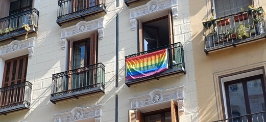 Regenbogen‑Pride‑Flagge am Balkon in Madrid – Symbol der Vielfalt und Gleichberechtigung