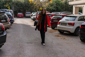 Young woman walking around the city and pakrs, autumn season