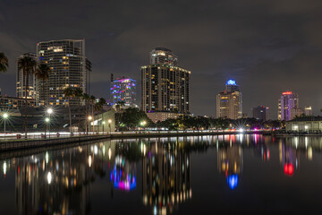 Fototapeta premium Downtown St. Petersburg, Florida – Night View with Reflections