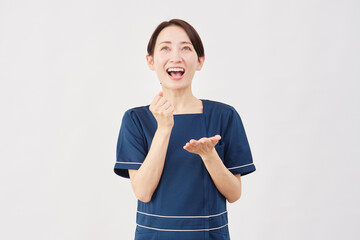 女性　美容看護師　ひらめく　白背景