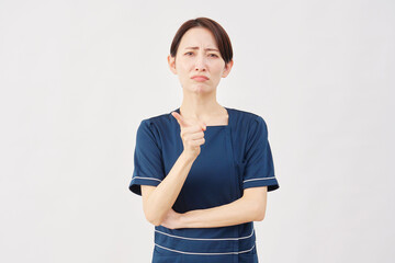 女性　美容看護師　叱る　白背景