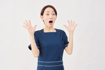 女性　美容看護師　驚く　白背景　右向き