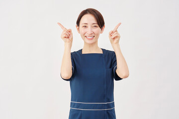 女性　美容看護師　左右を指差す　白背景