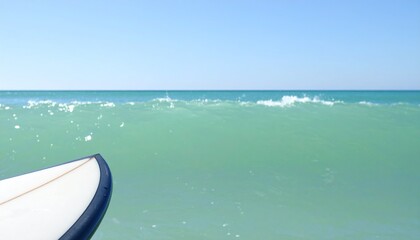 シーグリーンとスカイブルーのグラデーション背景に、左下からサーフボードの尖った部分が顔を出し、海辺のアクティブな雰囲気を演出するデザイン

