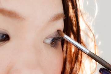 Obraz premium 化粧する日本人女性アップ