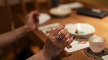 食事中の女性の手