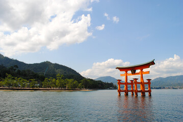広島県宮島の厳島神社大鳥居

