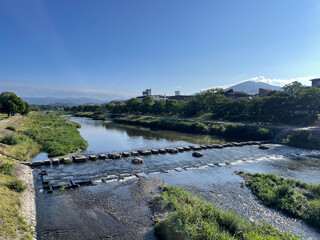 朝の鴨川から比叡山を望む