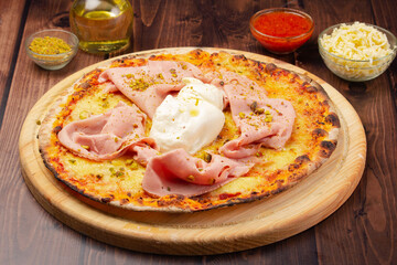 Pizza con mortadela y burrata, italiana 