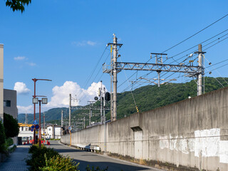 高架路線が通る街の風景