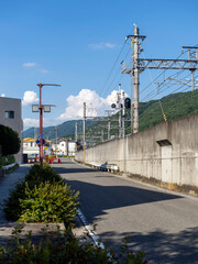 高架路線が通る街の風景