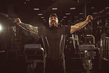 cable workout man