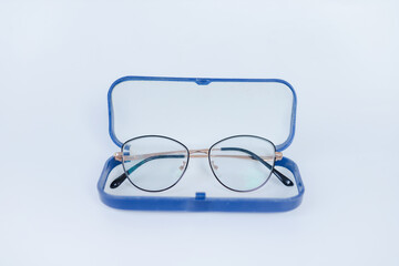 Photochromic glasses for nearsighted eyes are usually used when reading. With a blue case