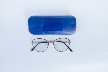 Photochromic glasses for nearsighted eyes are usually used when reading. With a blue case