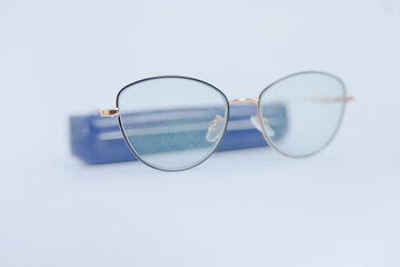 Photochromic glasses for nearsighted eyes are usually used when reading. With a blue case