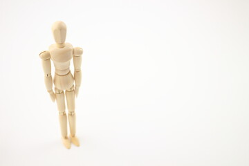 デッサン人形が立つシンプル構図