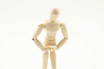 腹痛の症状を表現するデッサン人形
