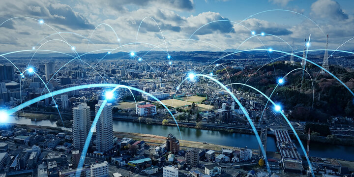 現代都市のドローン空撮風景と通信ネットワークのコンセプト　バナー・広告向け横長ビジュアル