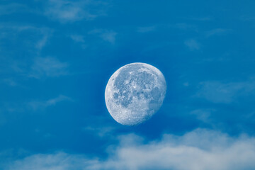 Mond am Himmel - Hintergrund - Blau - Wolken - Moon - Cloud - Luna - Morgen - Früh - Bewölkt 