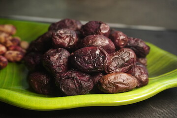 Blackberries are juicy, dark berries packed with antioxidants and tiny seeds, offering rich flavor, health benefits, and natural sweetness