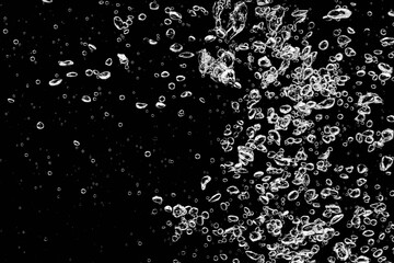 黒の背景に水中に舞い上がるたくさんの気泡.