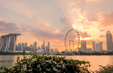Obraz premium Tourists in the city park of singapore, landscape marina bay in Singapore city.