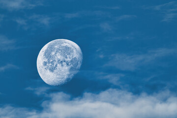 Mond am Himmel - Hintergrund - Blau - Wolken - Moon - Cloud - Luna - Morgen - Früh - Bewölkt 