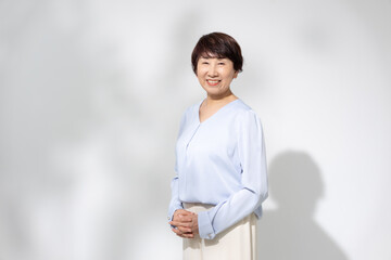 笑顔のシニア女性