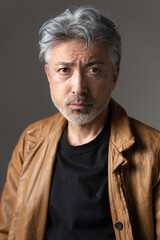 ジャケットを着た男性