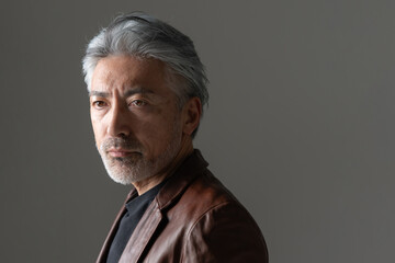 ジャケットを着た男性